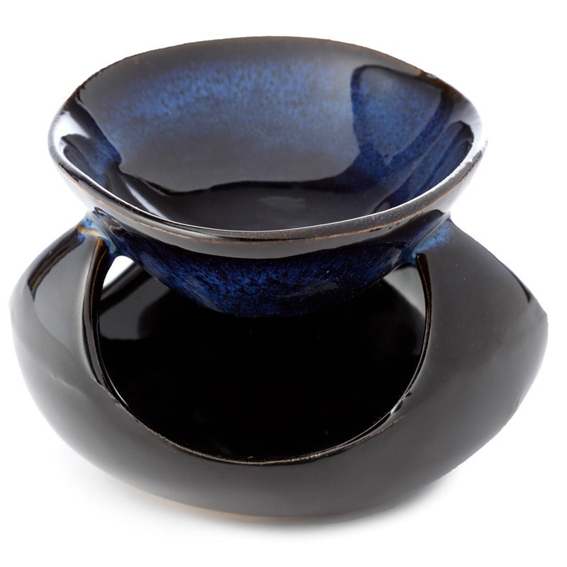 El Quemador de Melts Fleur-de-Bois Cerámica de Lujo - Esmeralda Nocturna combina acabados en azul y negro, con lados abiertos para velita tealight y un cuenco superior elegante para derretir melts de cera.