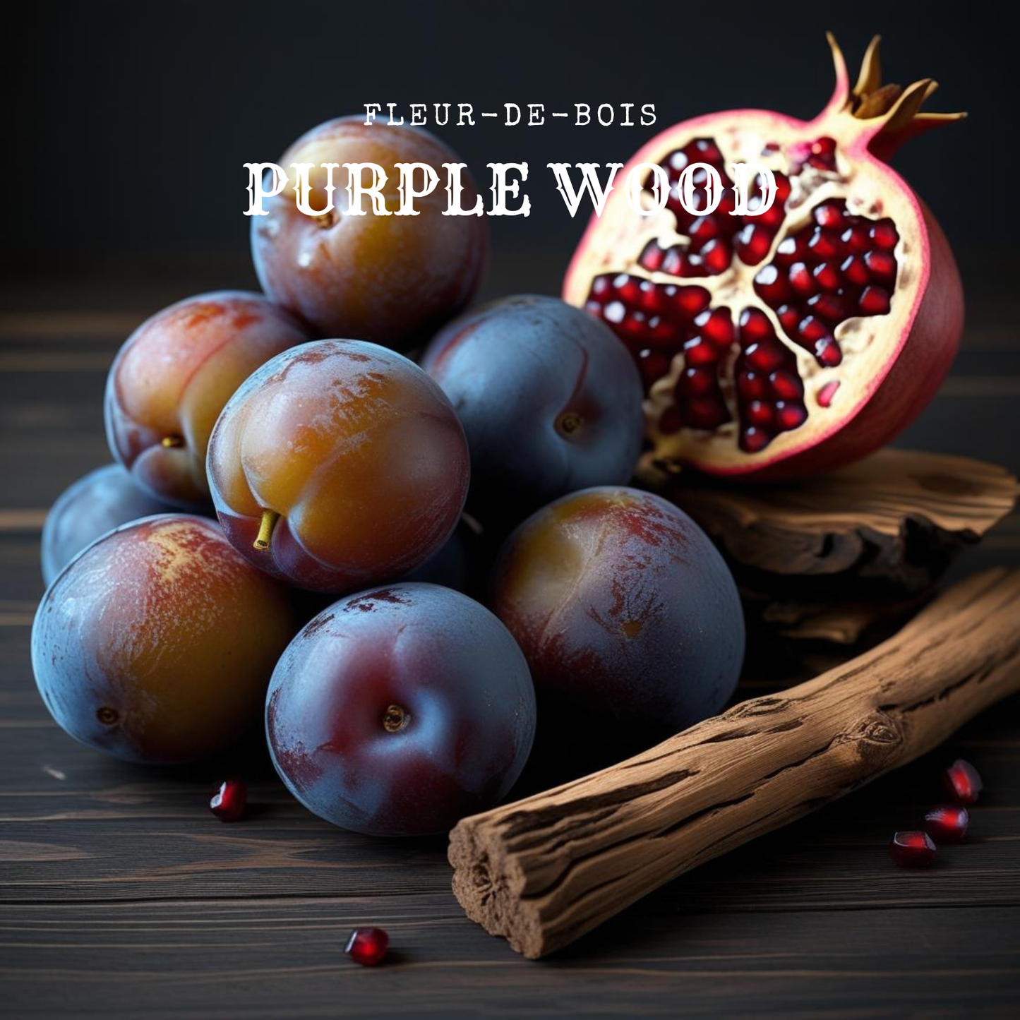 Un racimo de ciruelas moradas maduras, una granada partida por la mitad y trozos de madera descansan sobre una superficie oscura, capturando el ambiente del Ramo de Rosas, Tulipanes y Peonias XL de Cera de Soja de Fleur-de-Bois. Texto: Fleur-de-Bois.