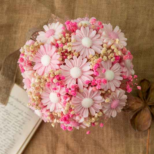 El Ramo de Flores Margaritas Clásico de Cera de Soja Fleur-de-Bois DULZURA DE SANDÍA de Fleur-de-Bois -margaritas rosa pálido y aliento de bebé- es el regalo romántico perfecto para cualquier momento especial.