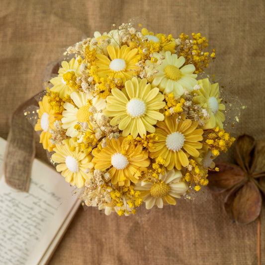 El Ramo de Flores Margaritas de Cera de Soja PIE DE LIMÓN de Fleur-de-Bois presenta margaritas amarillas y blancas, ideales como regalo romántico o combinadas con velas derretidas florales para añadir calidez.