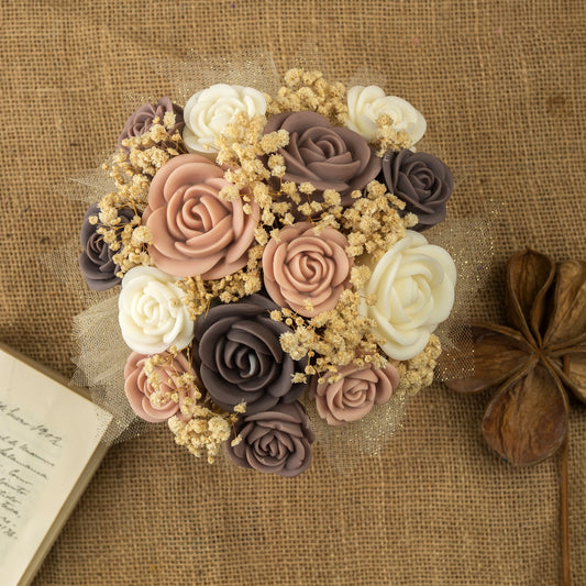 El Ramo de Rosas Clásico de Cera de Soja Fleur-de-Bois BOIS DE COCO de Fleur-de-Bois presenta rosas artificiales de color malva, crema y marrón con aliento de bebé seco, perfectas como regalo romántico o como encantador centro de mesa.