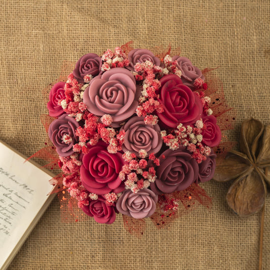 El Ramo de Rosas Clásico de Cera de Soja Fleur-de-Bois ESPECIAS DE MADERA de Fleur-de-Bois combina rosas rosas/rojas con pequeñas flores blancas/rosas, perfecto como regalo romántico o para realzar cualquier decoración floral con encanto artesanal.