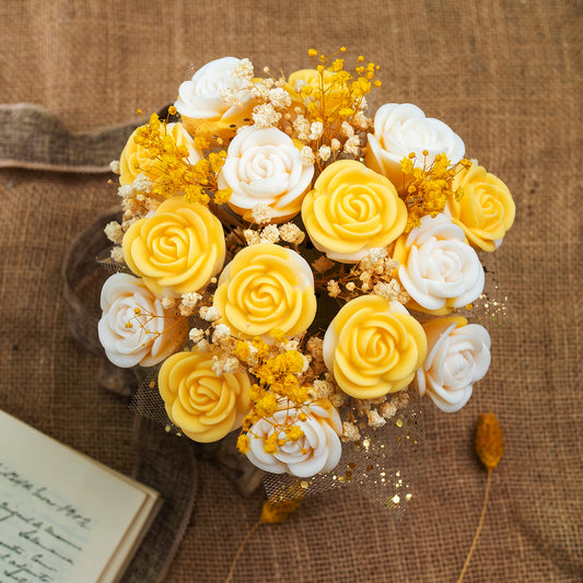 El Ramo de Flores Rosas CLÁSICO PIE DE LIMÓN de Fleur-de-Bois, hecho con cera de soja en tonos amarillo y blanco, sobre arpillera y junto a un cuaderno abierto. Un regalo romántico ideal para sorprender a alguien especial.