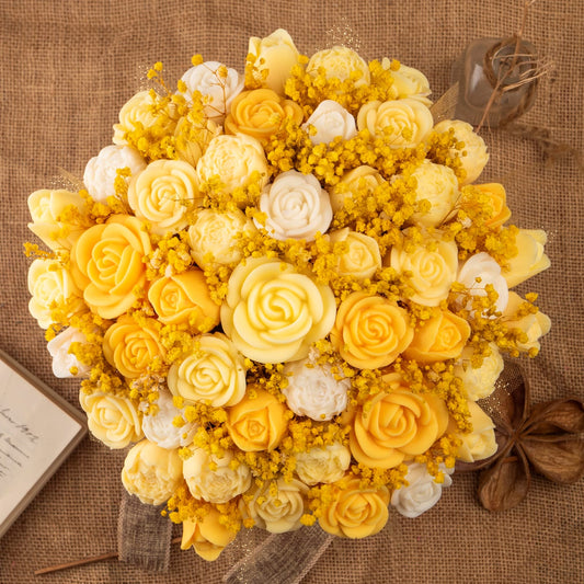 Un Ramo de Rosas, Tulipanes y Peonias XL de Cera de Soja Fleur-de-Bois descansa sobre arpillera junto a un libro, una cinta marrón y un tarro de cristal: un toque elegante de Fleur-de-Bois, ideal como regalo romántico.