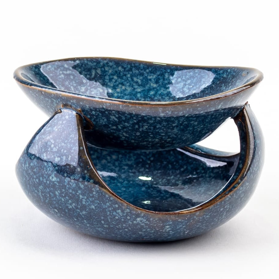 El Quemador de Cera Fleur-de-Bois Cerámica de Lujo - Esmeralda Nocturna en gris y azul efecto granito tiene base circular abierta y cuenco superior, aportando elegancia a cualquier espacio. Presentado sobre fondo blanco.