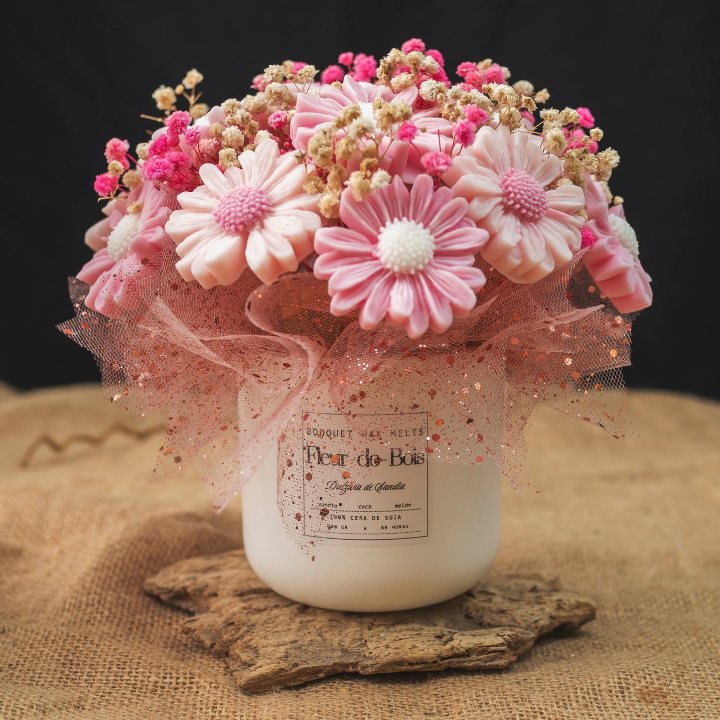 El Ramo de Flores Fleur-de-Bois Margaritas Clásico de Cera de Soja DULZURA DE SANDÍA presenta flores artificiales rosas y blancas con aliento de bebé seco en un tarro vintage blanco, envuelto en brillante tul rosa, perfecto como regalo romántico.