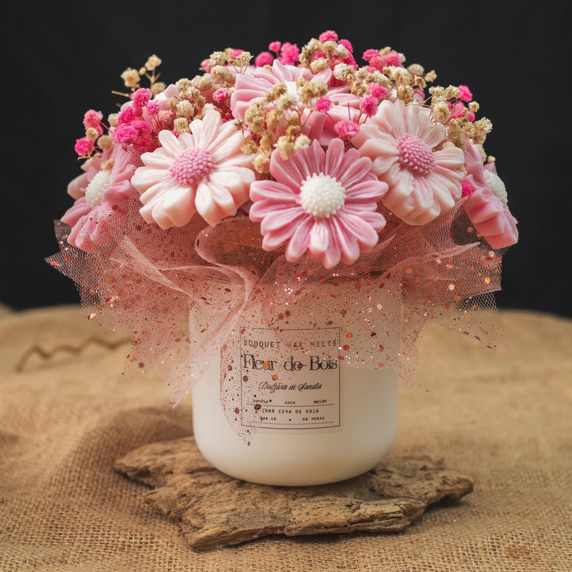 El Ramo de Flores Fleur-de-Bois Margaritas Clásico de Cera de Soja DULZURA DE SANDÍA presenta flores artificiales rosas y blancas con aliento de bebé seco en un tarro vintage blanco, envuelto en brillante tul rosa, perfecto como regalo romántico.