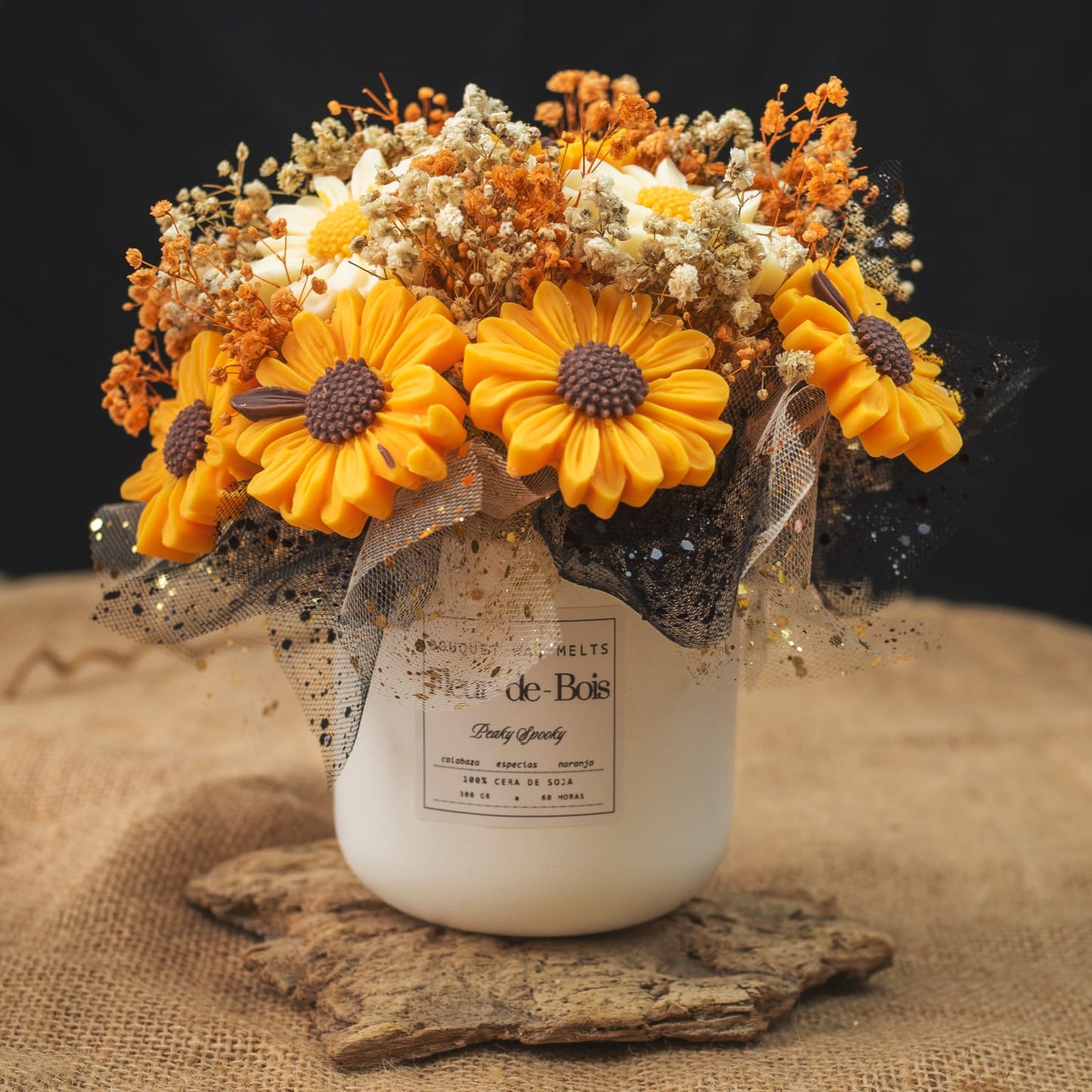 El Ramo de Flores Margaritas Clásico de Cera de Soja Fleur-de-Bois PEAKY SPOOKY de Fleur-de-Bois presenta girasoles, flores naranjas y blancas, y aliento de bebé en un jarrón blanco-un set de regalo romántico ideal sobre arpillera rústica.