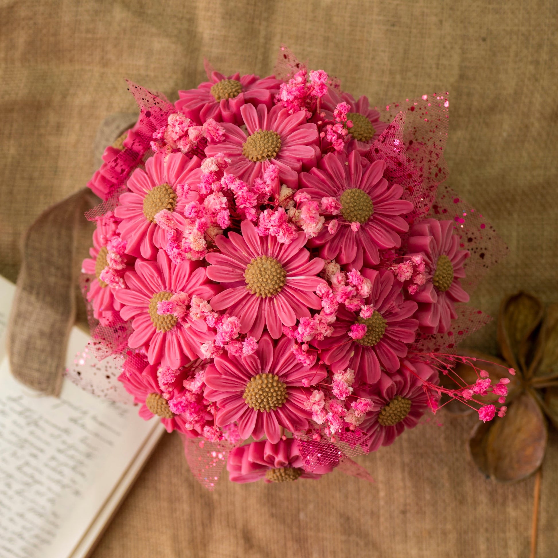 El Ramo de Flores Margaritas Clásico de Cera de Soja Fleur-de-Bois PERLA DE POMA de Fleur-de-Bois presenta vibrantes margaritas rosas y pequeñas flores con velas derretidas florales y un cuaderno-perfecto para un regalo romántico.