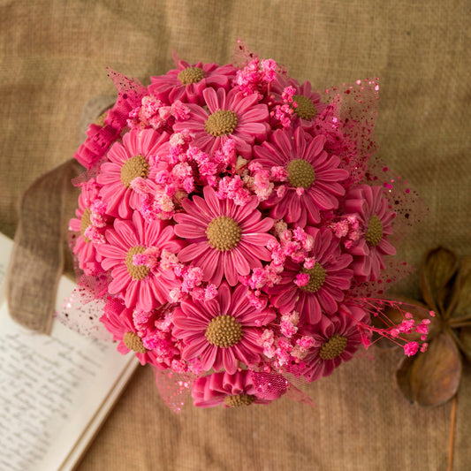 El Ramo de Flores Margaritas Clásico de Cera de Soja Fleur-de-Bois PERLA DE POMA de Fleur-de-Bois presenta vibrantes margaritas rosas y pequeñas flores con velas derretidas florales y un cuaderno-perfecto para un regalo romántico.