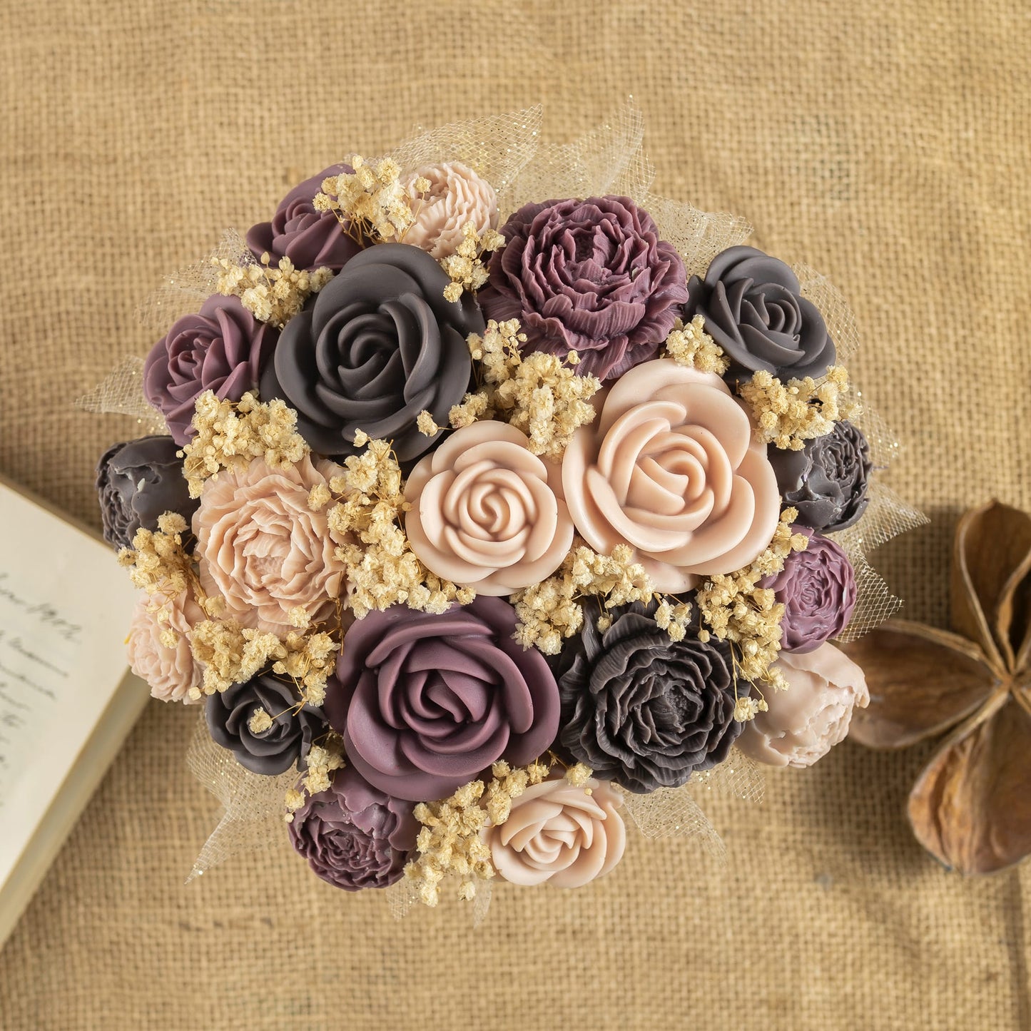 El ramo «Ramo de Rosas, Tulipanes y Peonías XL de Cera de Soja» de Fleur-de-Bois cuenta con elegantes flores artificiales con un encanto rústico: un regalo romántico ideal para cualquier ocasión.