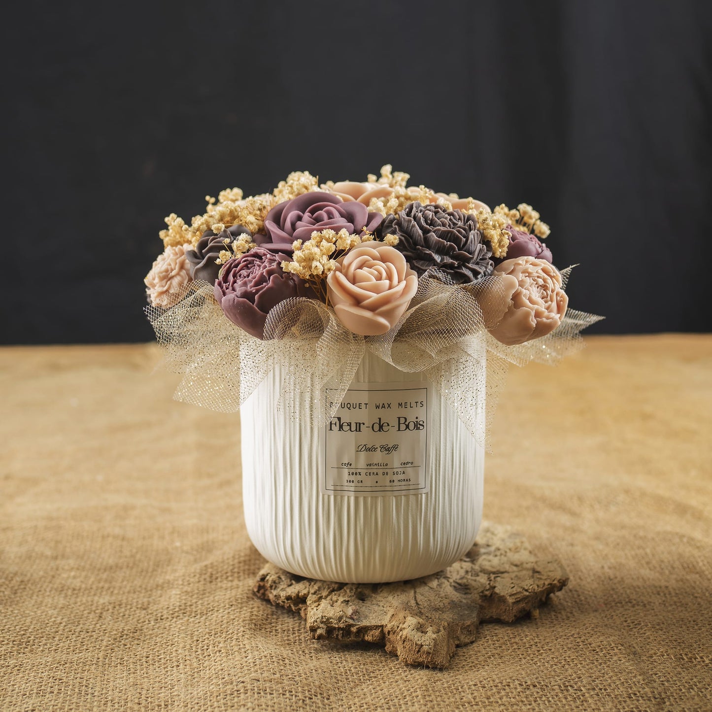 El ramo «Ramo de Peonias y Rosas Clásico de Cera de Soja DOLCE CAFFÉ» de Fleur-de-Bois incluye peonías y rosas artificiales en tonos pastel, flores amarillas y flores de cera en un jarrón blanco con textura: un regalo elegante y original presentado en arpillera.