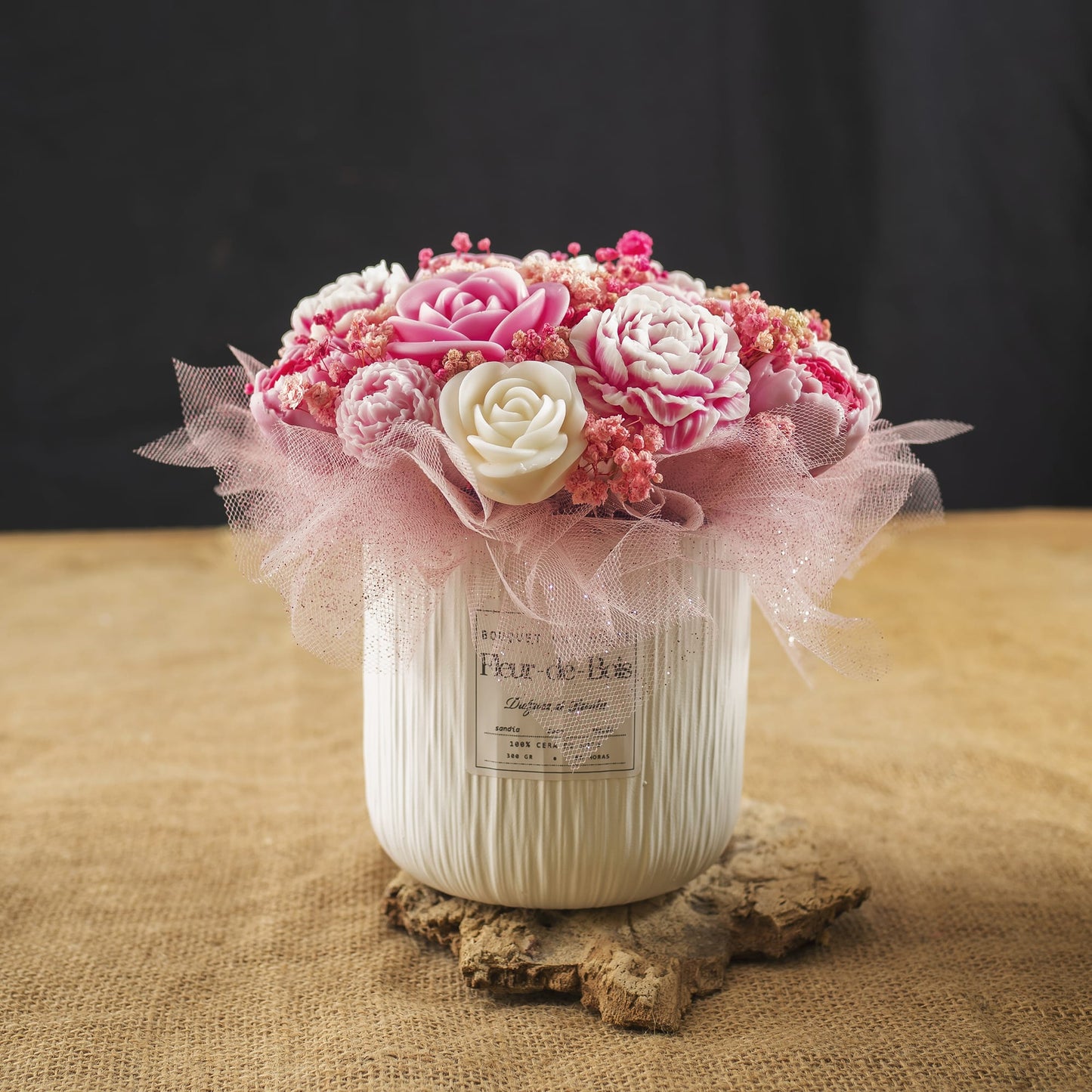 El ramo «Fleur-de-Bois» de peonías y rosas, clásico, de cera de soja «DULZURA DE SANDÍA», cuenta con flores artificiales de color rosa, blanco y rojo, adornadas con tul rosa, presentadas en un jarrón blanco con etiqueta: un regalo original para cualquier ocasión.