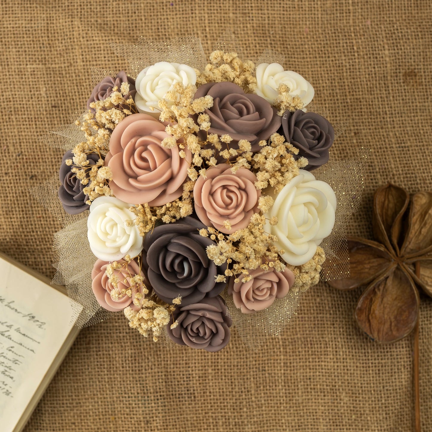 El Ramo de Rosas Clásico de Cera de Soja Fleur-de-Bois BOIS DE COCO de Fleur-de-Bois presenta rosas artificiales de color malva, crema y marrón con aliento de bebé seco, perfectas como regalo romántico o como encantador centro de mesa.