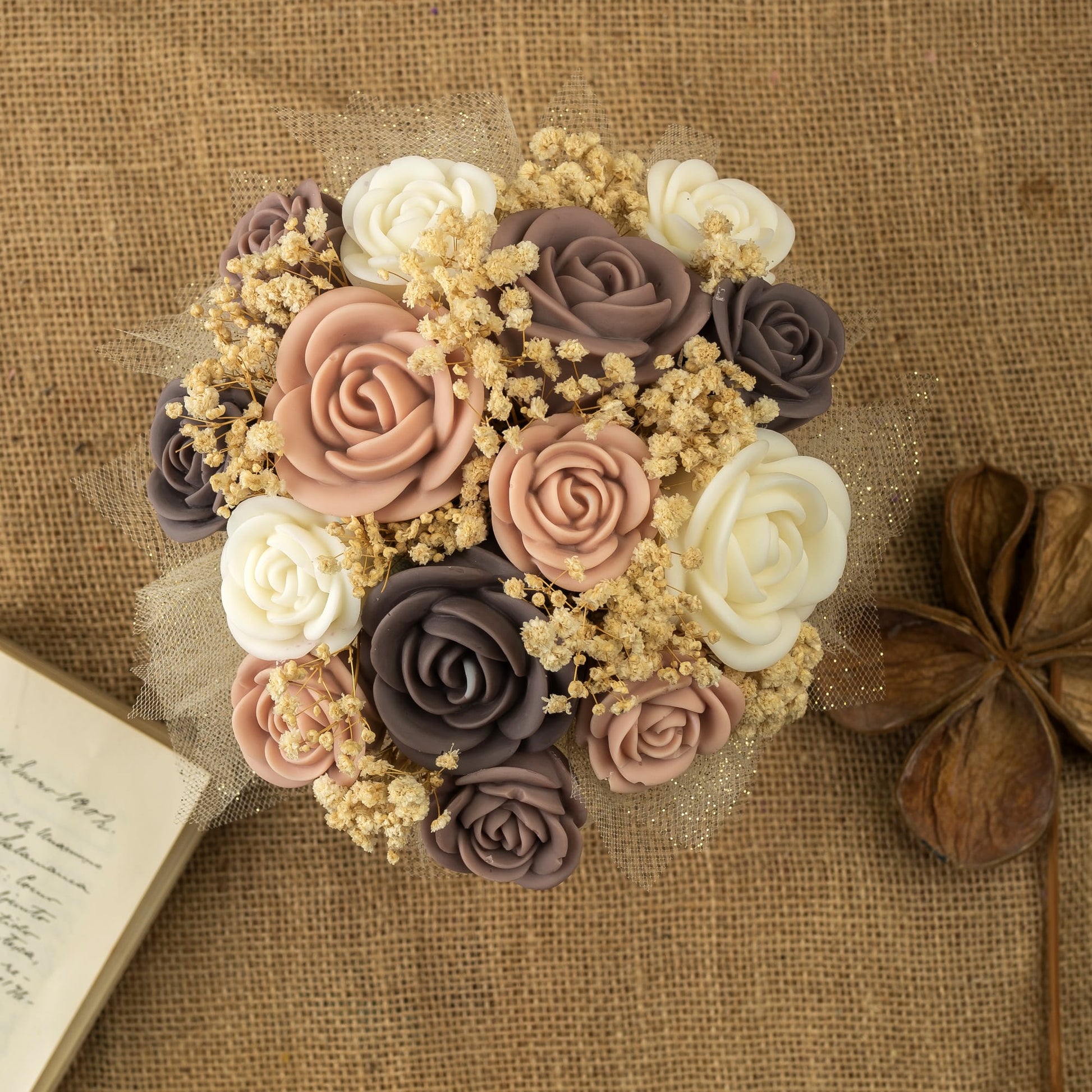 El Ramo de Rosas Clásico de Cera de Soja Fleur-de-Bois BOIS DE COCO de Fleur-de-Bois presenta rosas artificiales de color malva, crema y marrón con aliento de bebé seco, perfectas como regalo romántico o como encantador centro de mesa.