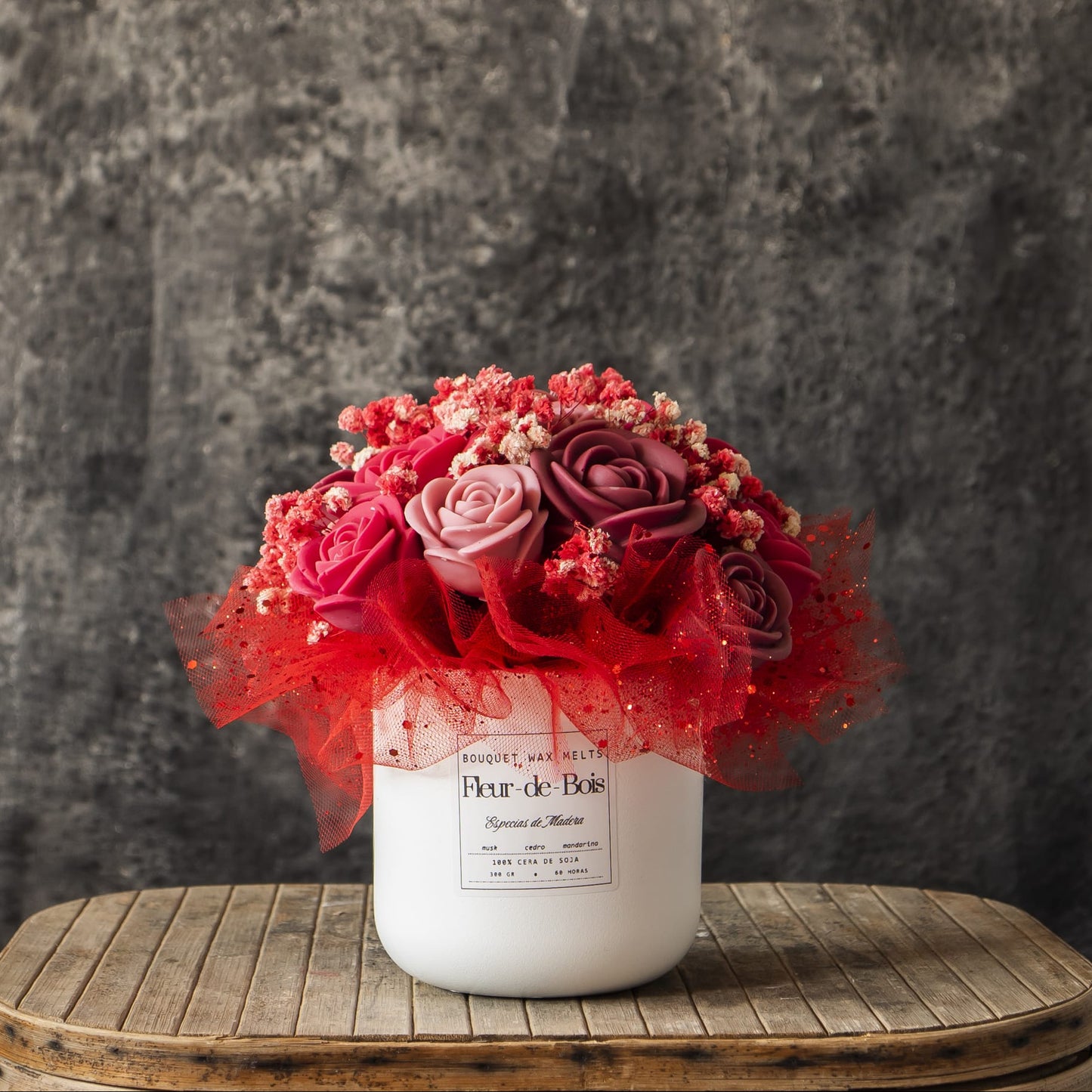 El Ramo de Rosas Clásico de Cera de Soja ESPECIAS DE MADERA de Fleur-de-Bois presenta rosas rosas y rojas en una maceta blanca con detalles rojos, ideal como regalo romántico o combinado con velas de soja hechas a mano.