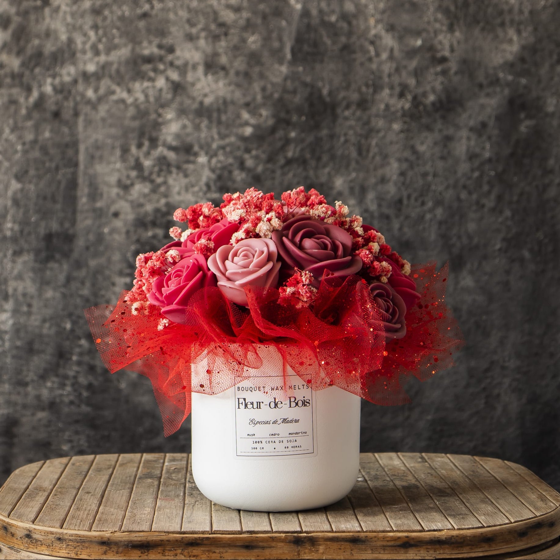 El Ramo de Rosas Clásico de Cera de Soja ESPECIAS DE MADERA de Fleur-de-Bois presenta rosas rosas y rojas en una maceta blanca con detalles rojos, ideal como regalo romántico o combinado con velas de soja hechas a mano.