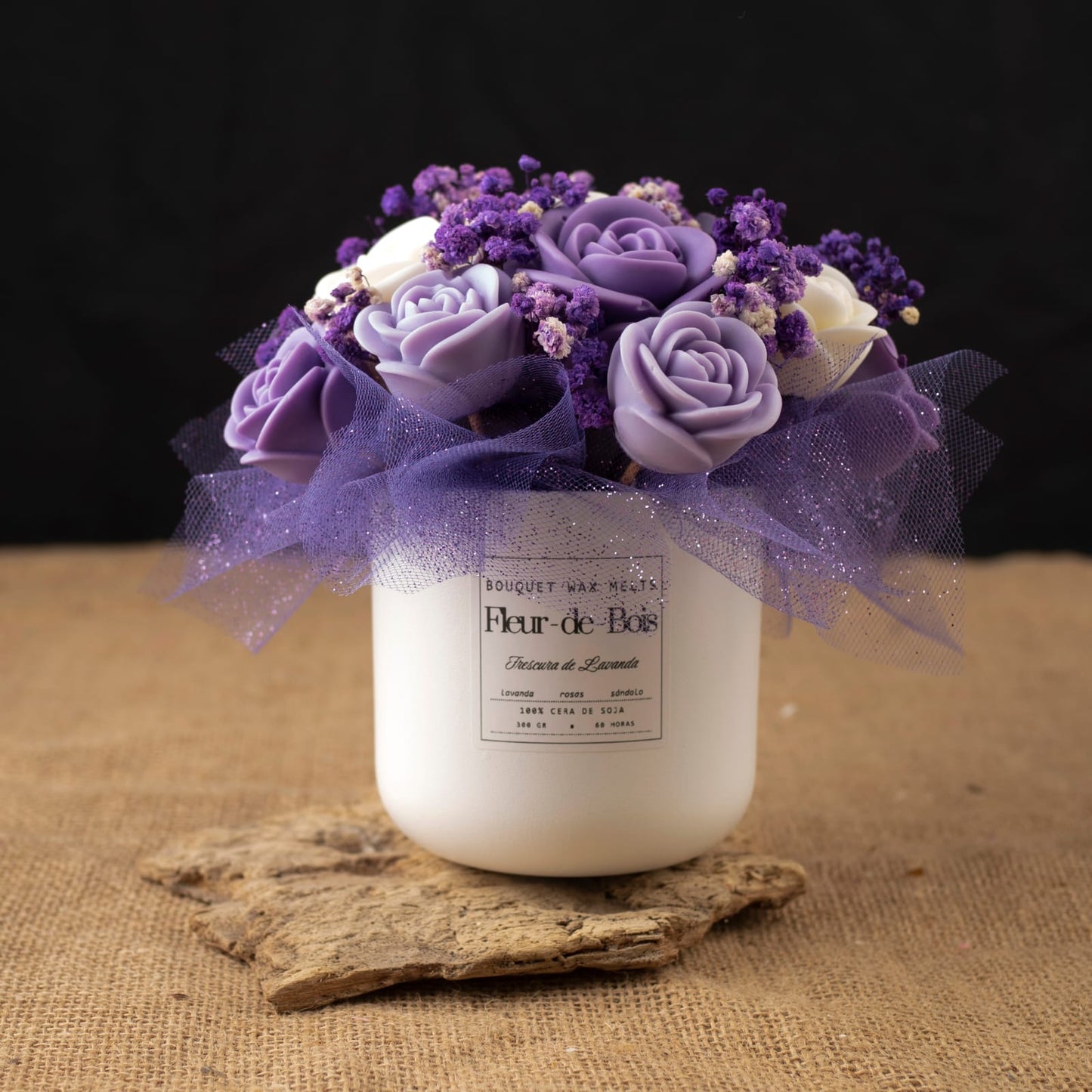 El Ramo de Rosas Clásico de Cera de Soja FRESCURA DE LAVANDA de Fleur-de-Bois viene en una maceta blanca etiquetada, con rosas púrpuras y blancas, tul y detalles morados; un delicado regalo romántico.