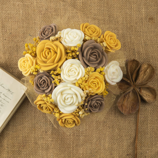 El Ramo de Rosas Clásico de Cera de Soja Fleur-de-Bois ORANGE FUMÉE de Fleur-de-Bois presenta flores de tonos anaranjados de gran realismo, dispuestas sobre arpillera: un regalo elegante y romántico para cualquier ocasión.