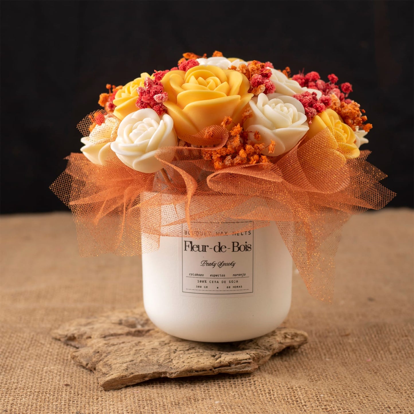 El Ramo de Rosas Clásico de Cera de Soja Fleur-de-Bois de PEAKY SPOOKY presenta flores amarillas y blancas en forma de rosa con cinta de malla naranja en un tarro blanco, un regalo romántico ideal.