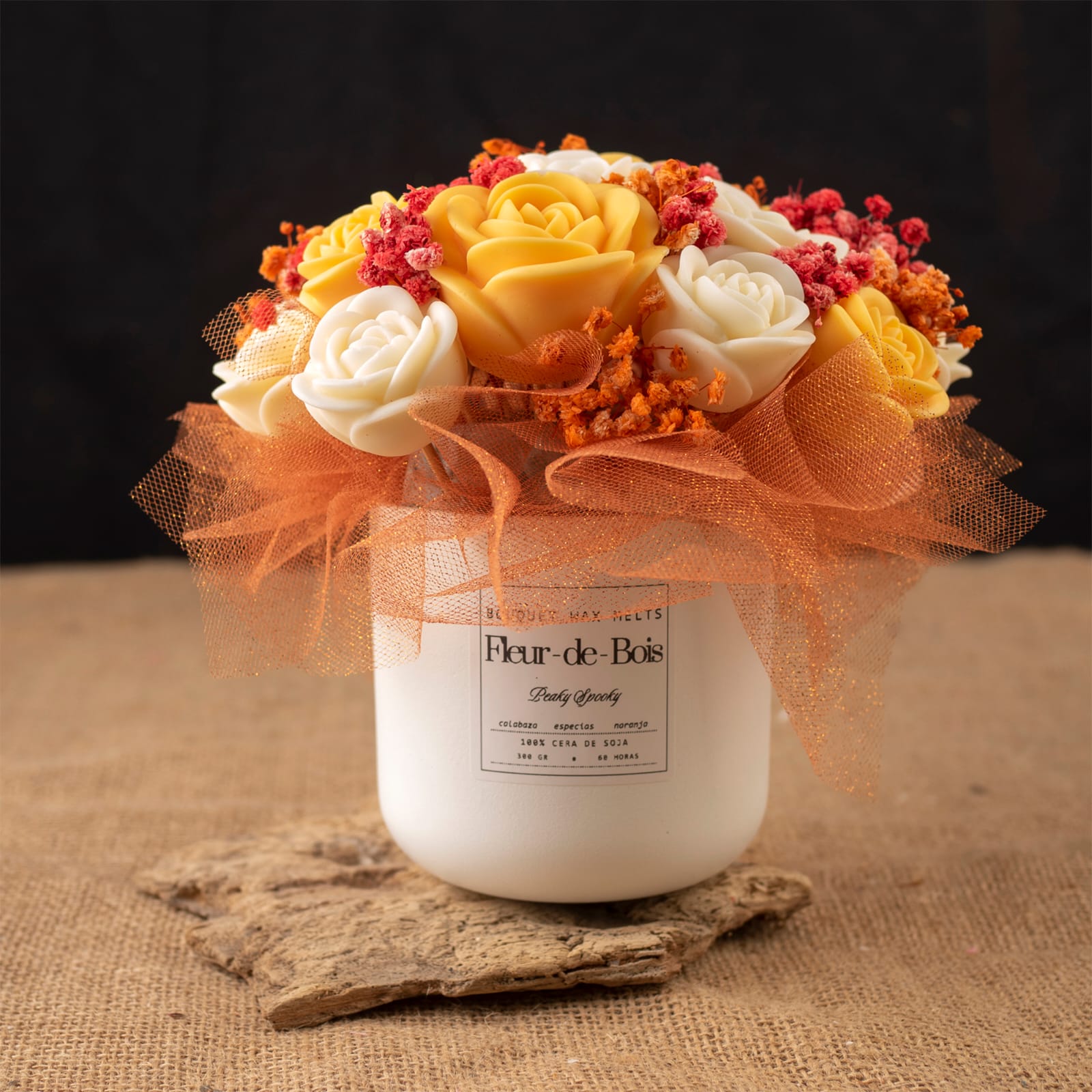 El Ramo de Rosas Clásico de Cera de Soja Fleur-de-Bois de PEAKY SPOOKY presenta flores amarillas y blancas en forma de rosa con cinta de malla naranja en un tarro blanco, un regalo romántico ideal.
