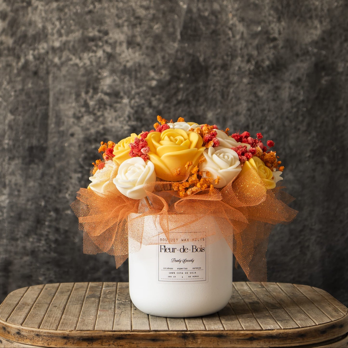 El Ramo de Rosas Clásico de Cera de Soja Fleur-de-Bois PEAKY SPOOKY de Fleur-de-Bois se presenta en un jarrón blanco, con brillantes rosas amarillas y blancas con detalles naranjas, tul y un rústico marco de madera: un regalo romántico ideal.