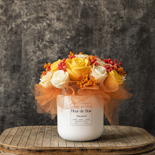 El Ramo de Rosas Clásico de Cera de Soja Fleur-de-Bois PEAKY SPOOKY de Fleur-de-Bois se presenta en un jarrón blanco, con brillantes rosas amarillas y blancas con detalles naranjas, tul y un rústico marco de madera: un regalo romántico ideal.