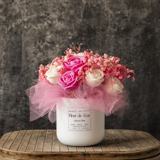 La Flor de Bois PERLA DE POMA Ramo de Rosas Clásico de Cera de Soja - rosas artificiales rosas y blancas con aliento de bebé en un jarrón blanco - descansa sobre madera sobre un fondo oscuro. Ideal como regalo romántico.