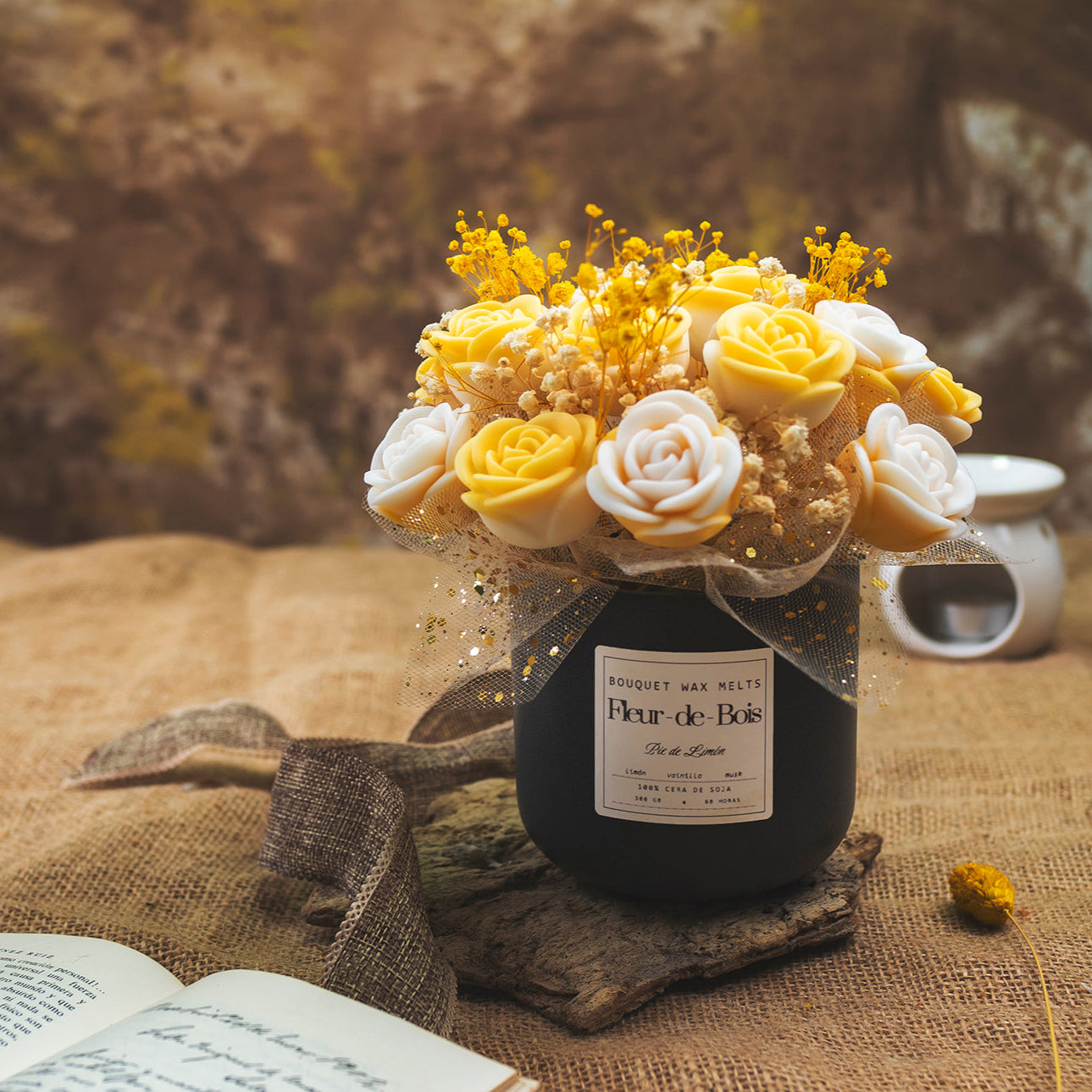 El Ramo de Flores Rosas CLÁSICO de Cera de Soja PIE DE LIMÓN presenta rosas de cera amarillas y blancas con pequeñas flores amarillas en un tarro negro-perfecto como regalo romántico.