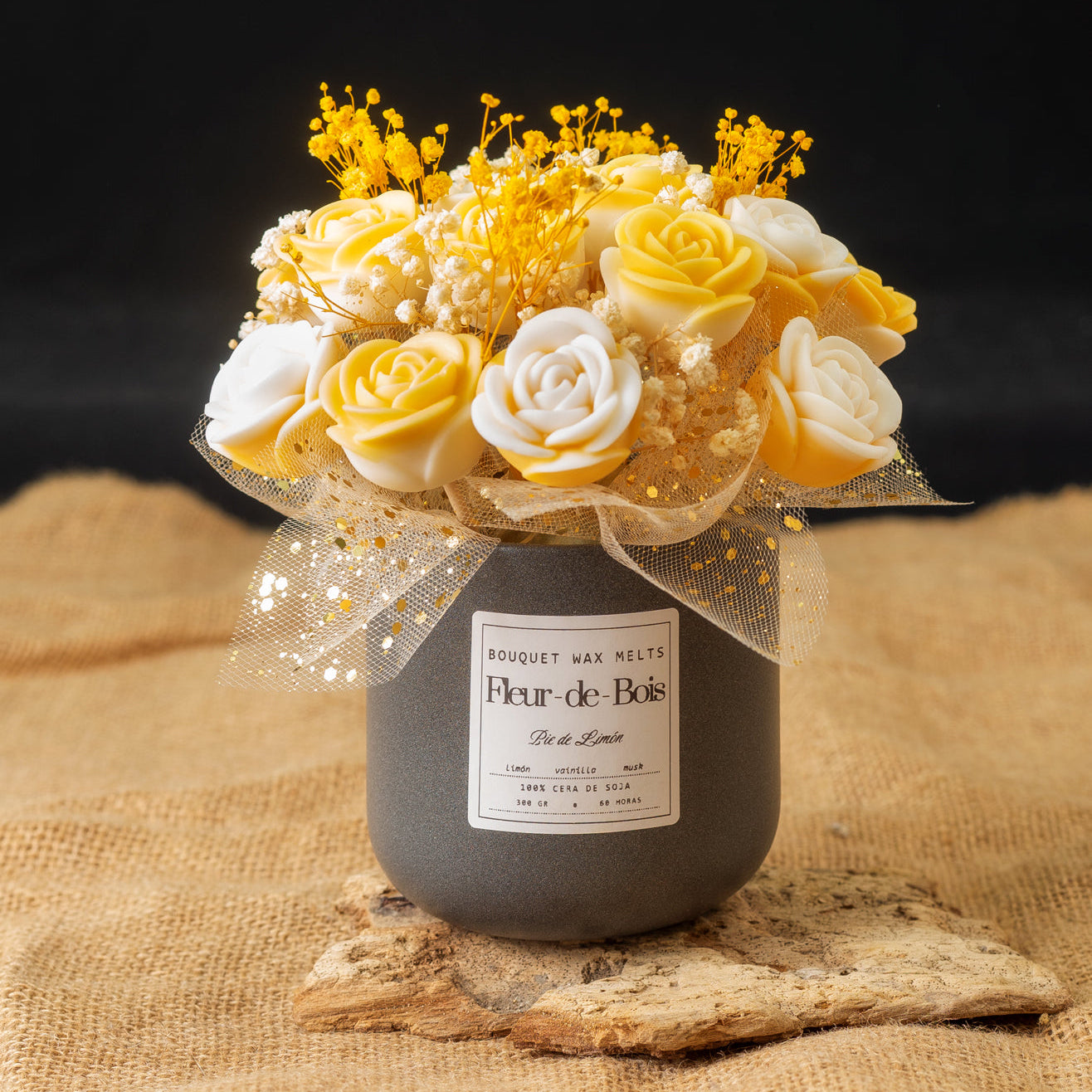 El Ramo de Flores Rosas CLÁSICO de Cera de Soja PIE DE LIMÓN de Fleur-de-Bois combina rosas artificiales amarillas y blancas, flores de cera de soja y malla decorativa en un elegante envase gris, ideal como regalo romántico.