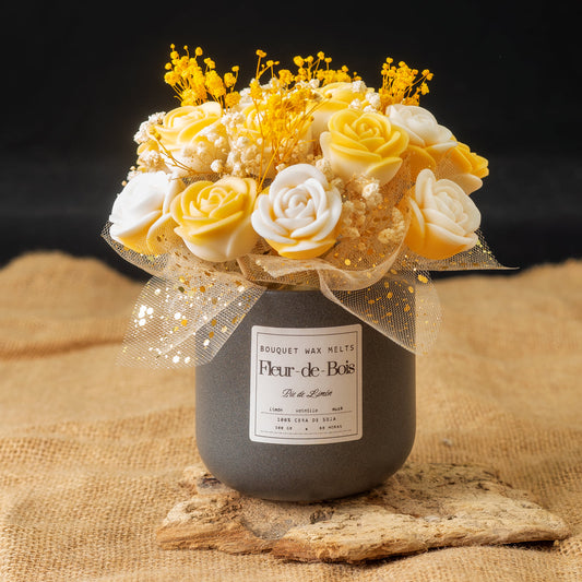 El Ramo de Flores Rosas CLÁSICO de Cera de Soja PIE DE LIMÓN de Fleur-de-Bois combina rosas artificiales amarillas y blancas, flores de cera de soja y malla decorativa en un elegante envase gris, ideal como regalo romántico.