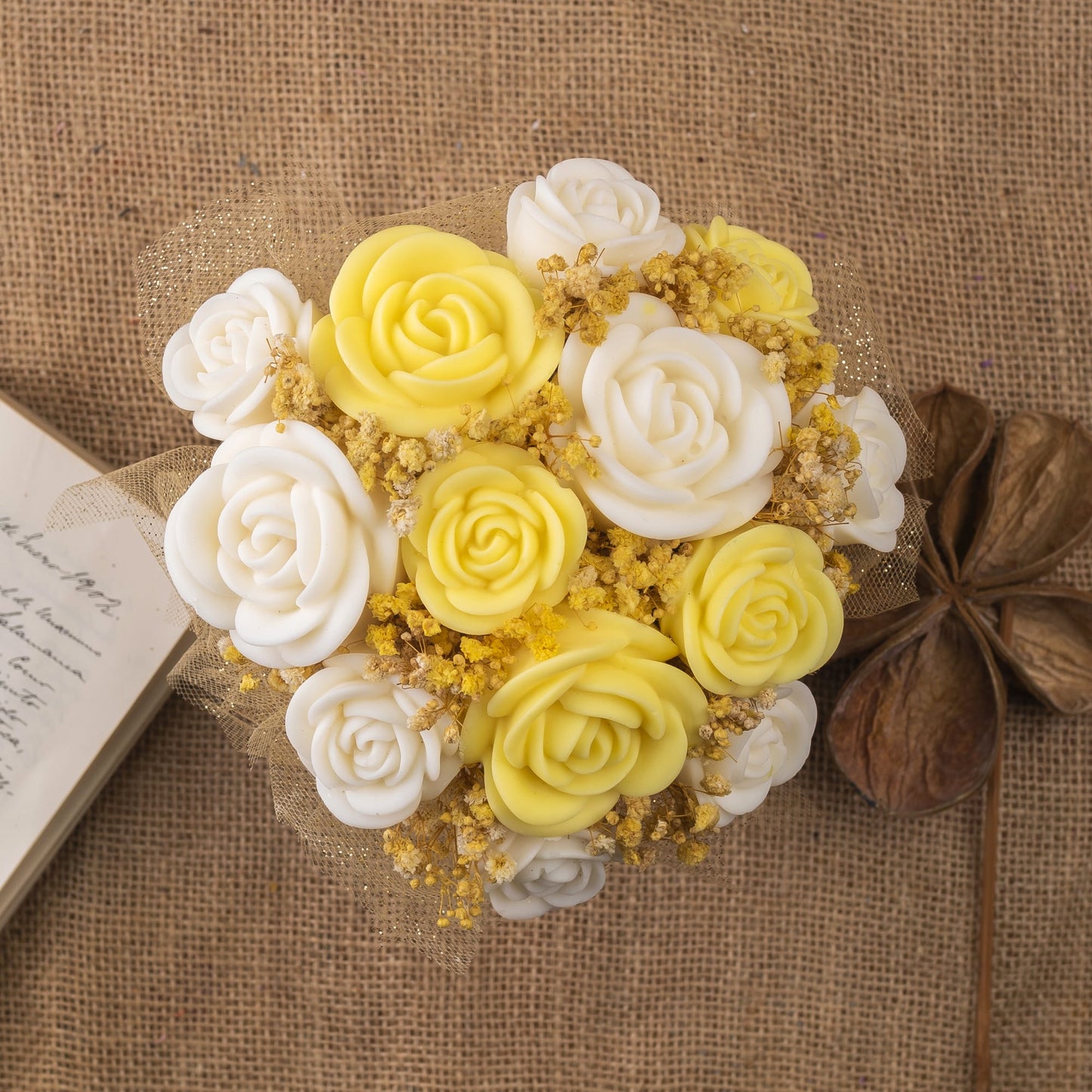 El Ramo de Rosas Clásico de Cera de Soja Fleur-de-Bois PIE DE LIMÓN de Fleur-de-Bois es un regalo romántico ideal, especialmente combinado con velas derretidas florales.