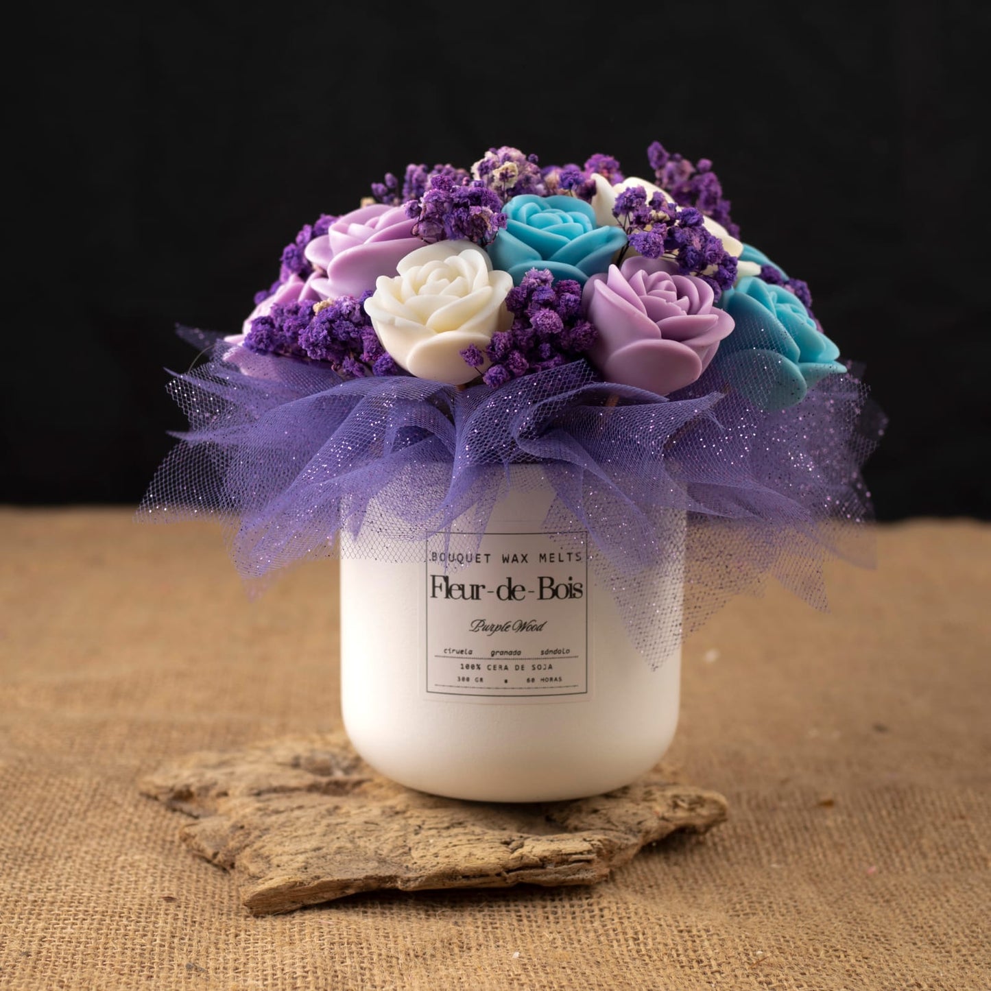 El Ramo de Rosas Clásico de Cera de Soja PURPLE WOOD de Fleur-de-Bois presenta rosas de cera moradas, blancas y azules en un tarro blanco, envueltas en malla morada sobre corteza: un regalo romántico.