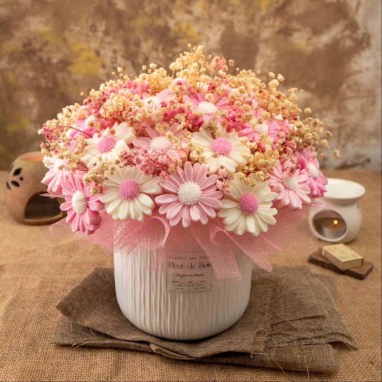 Un Ramo de Margaritas GRANDE de Cera de Soja Fleur-de-Bois de Fleur-de-Bois se asienta sobre arpillera con margaritas rosas y blancas, aliento de bebé seco y velas derretidas, perfecto como regalo romántico sobre un fondo marrón rústico.