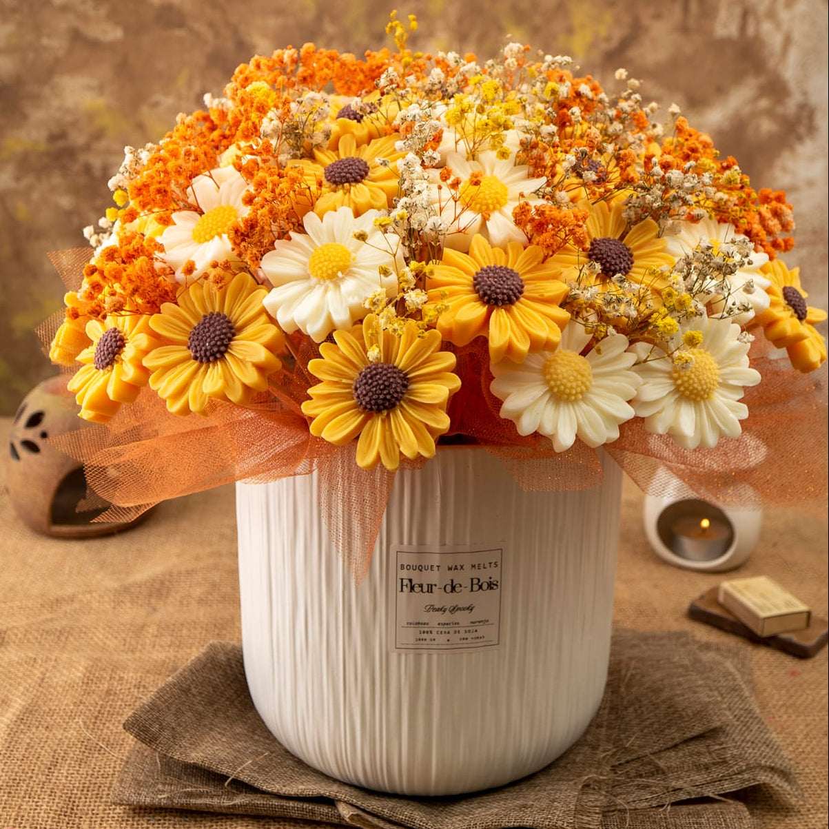 El Ramo de Margaritas XL de Cera de Soja de Fleur-de-Bois presenta vibrantes flores amarillas, naranjas y blancas con aliento de bebé en un jarrón acanalado blanco, un regalo romántico ideal para la decoración rústica.