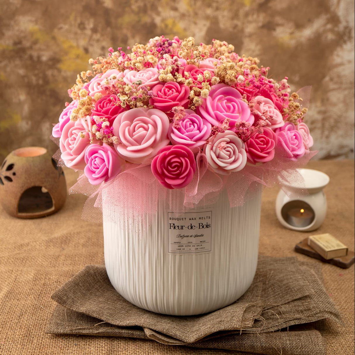 El Ramo de Rosas XL de Cera de Soja de Fleur-de-Bois incluye rosas artificiales de color rosa y rubor con aliento de bebé seco, detalles de tul y velas de cera de soja florales: un regalo romántico ideal.