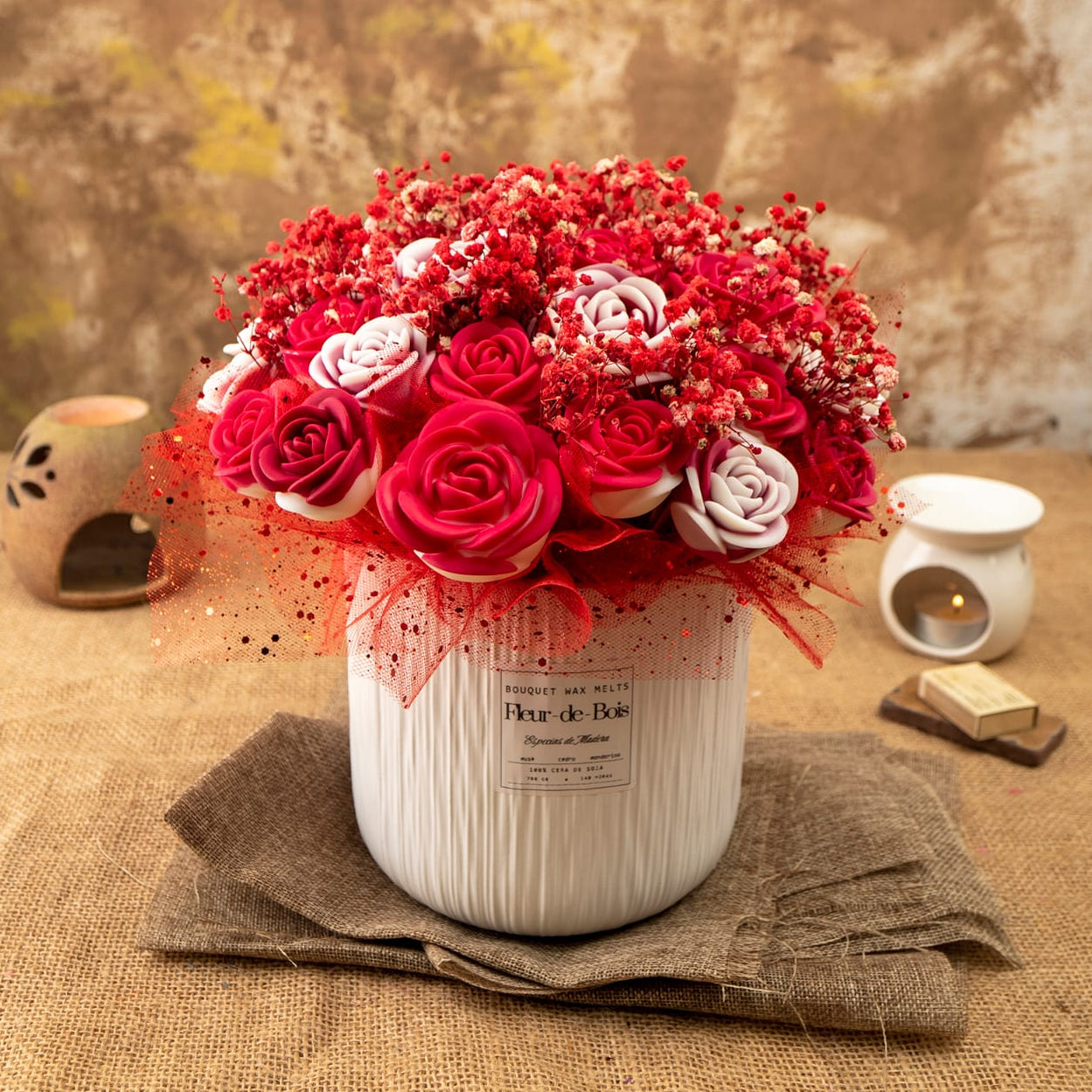 El Ramo de Rosas GRANDE de Cera de Soja de Fleur-de-Bois presenta rosas rojas y blancas con aliento de bebé rojo y malla roja en un jarrón blanco sobre arpillera, perfecto como regalo romántico, combinado con velas de cera de soja y una decoración elegante.