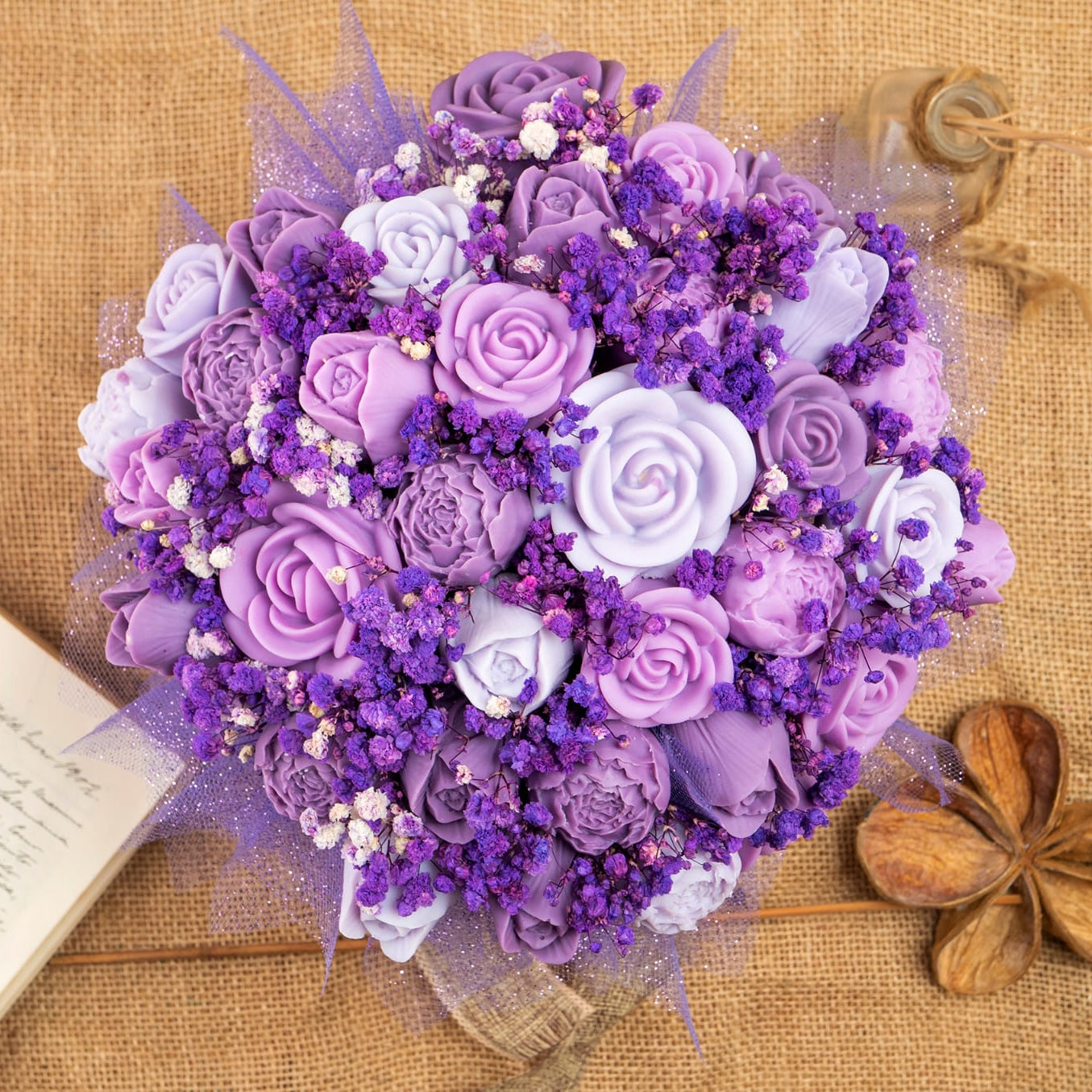 El Ramo de Rosas de Fleur-de-Bois, Tulipanes y Peonias GRANDE de Cera de Soja es un arreglo grande con flores artificiales en tonos púrpura, lavanda y azul claro, perfecto como regalo romántico junto a velas y decoración seca.