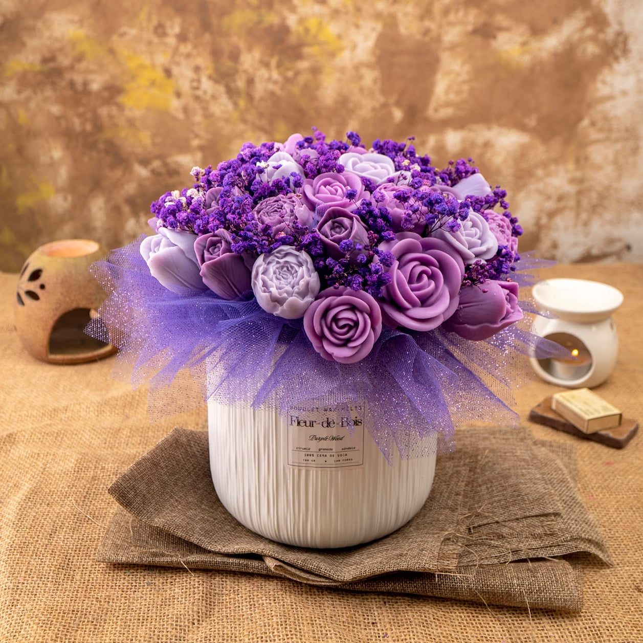 El Ramo de Rosas, Tulipanes y Peonias GRANDE de Cera de Soja de Fleur-de-Bois, con delicados aromas, es el regalo romántico perfecto, presentado elegantemente y realzando cualquier espacio con su encanto.