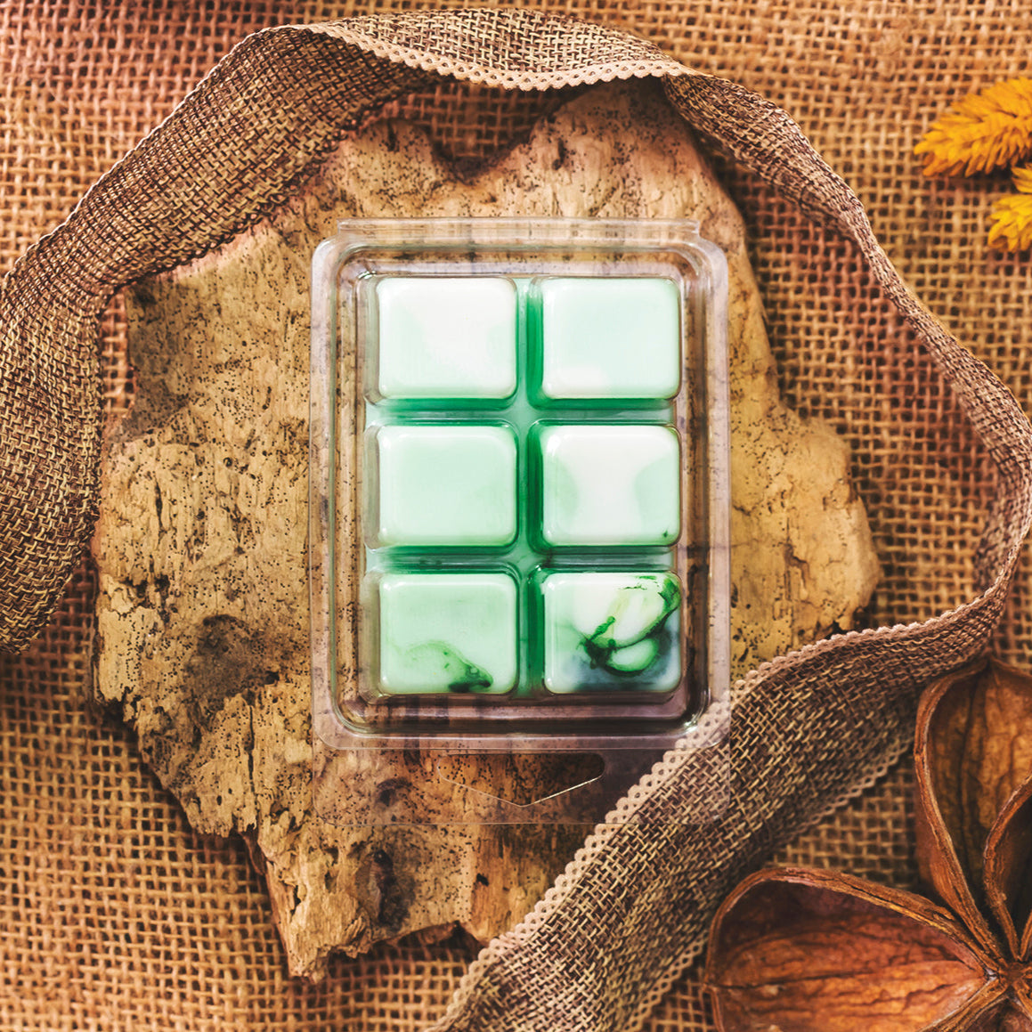 El Wax Melts en forma de Barra de chocolate Fleur-de-Bois LIMA SAUVAGE de Fleur-de-Bois contiene seis fundidos de cera de soja jaspeados en verde y blanco en una concha de plástico, bellamente presentados para un regalo único y personalizado.