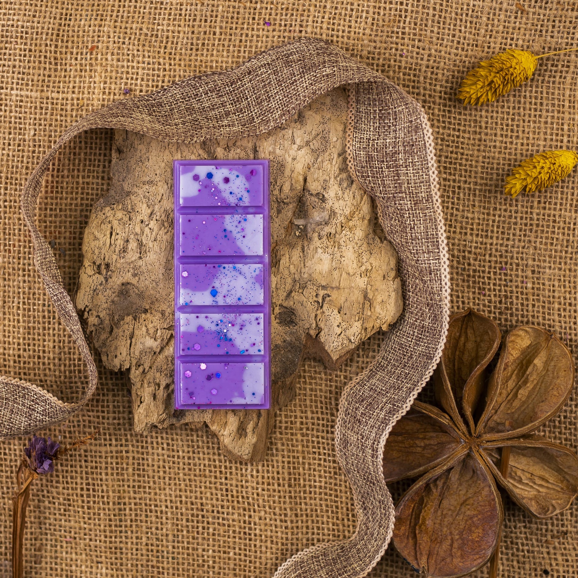 Las Melts de Cera Fleur-de-Bois Láminas Aromáticas FRESCURA DE LAVANDA ofrecen un ambiente premium y reconfortante, con reminiscencias de delicadas flores y frescor aromático.